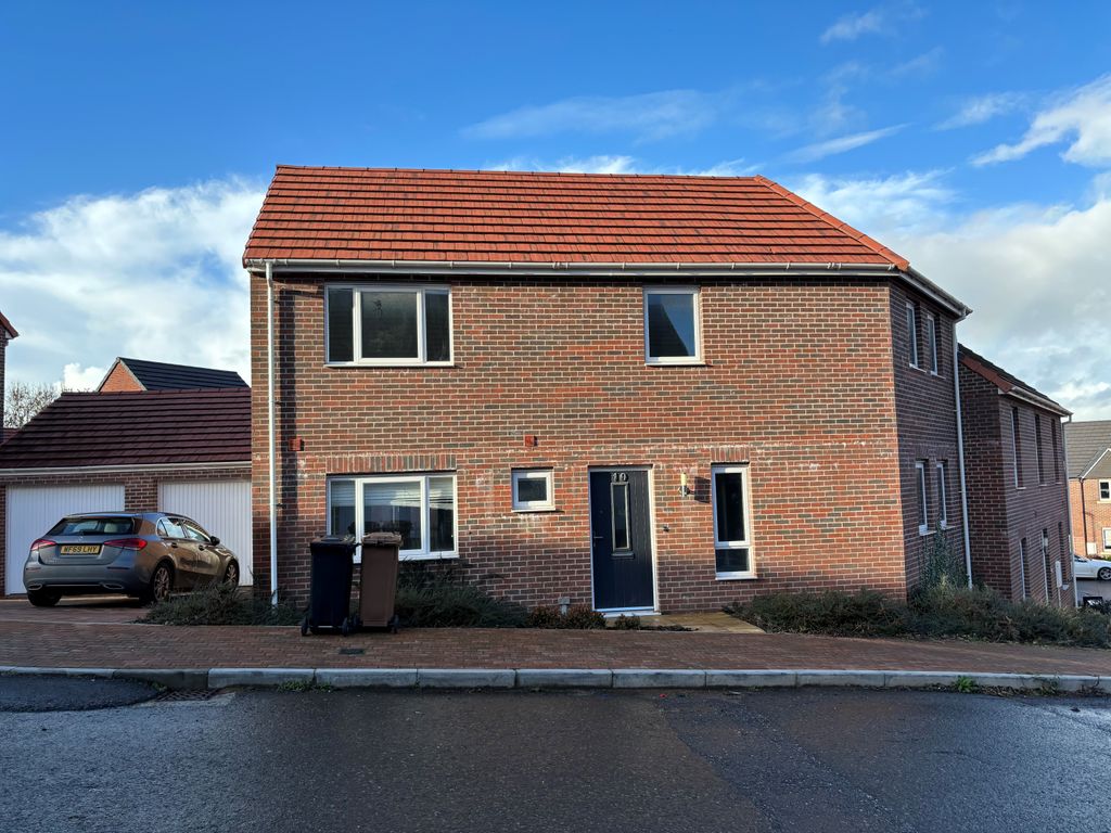 3 bed semidetached house to rent in Battle Abbey Way, Exeter EX1, £