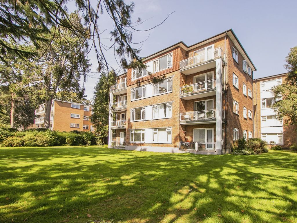 3 bed flat for sale in West Cliff Road, Westcliff, Bournemouth, Dorset