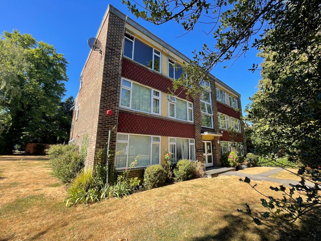 1 bed flat to rent in Lyndhurst, Willow Grove, Chislehurst, Kent BR7
