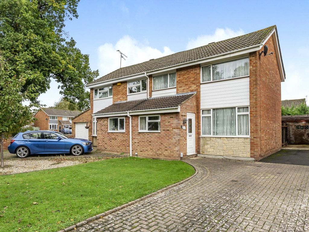 3 bed semidetached house for sale in Verney Close, Covingham, Swindon