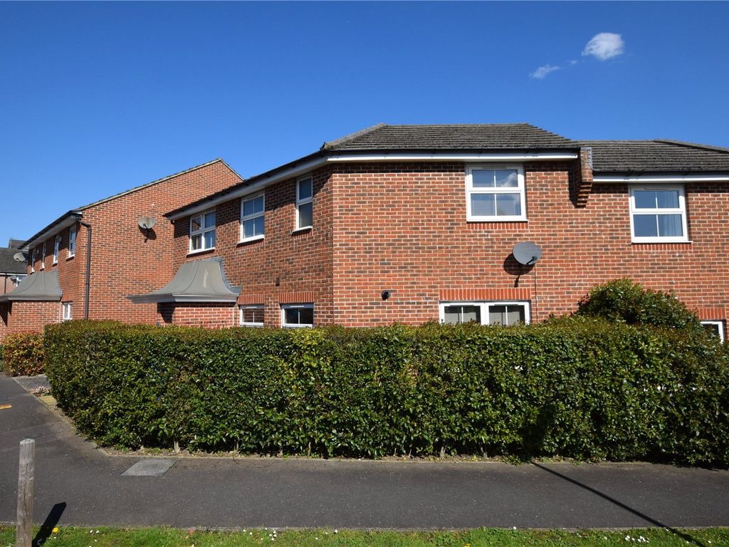 4 bed semidetached house for sale in Honington Mews, Farnborough