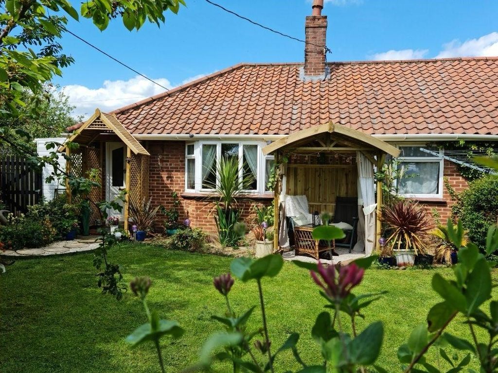 2 bed semidetached bungalow for sale in Green Lane, Tivetshall St