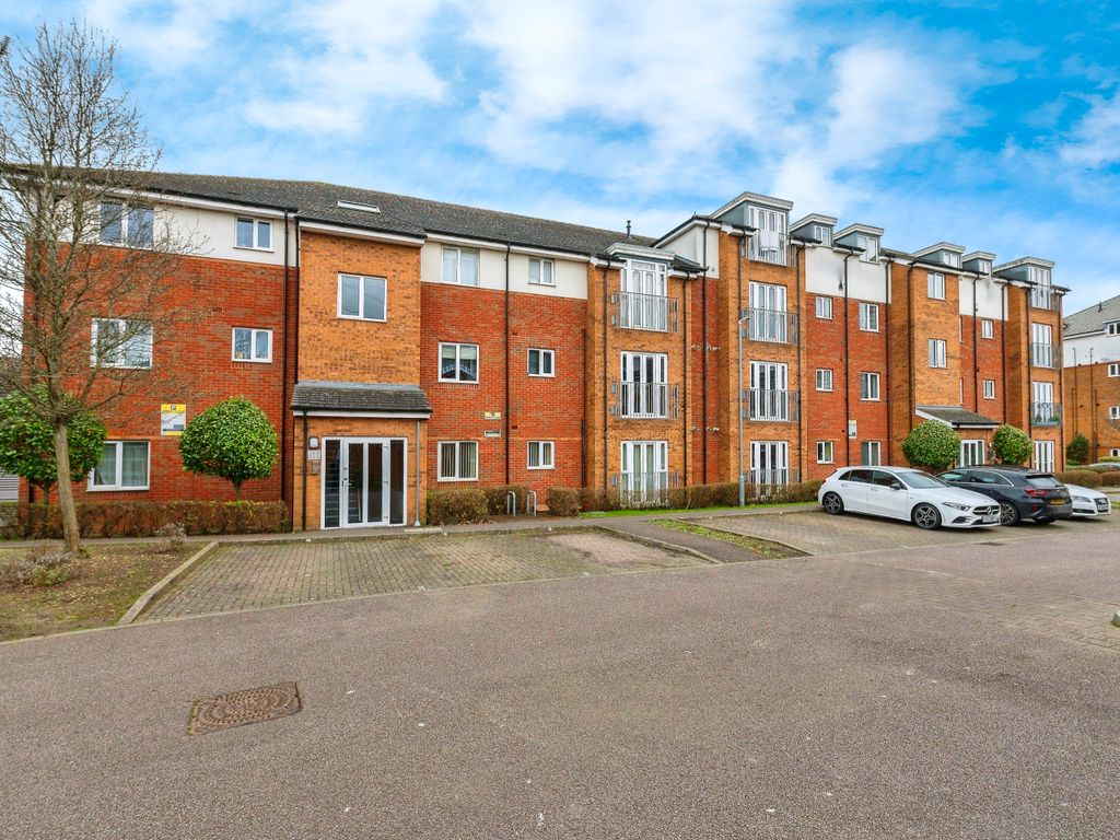 2 bed flat for sale in Stokers Close, Dunstable LU5, £210,000 Zoopla