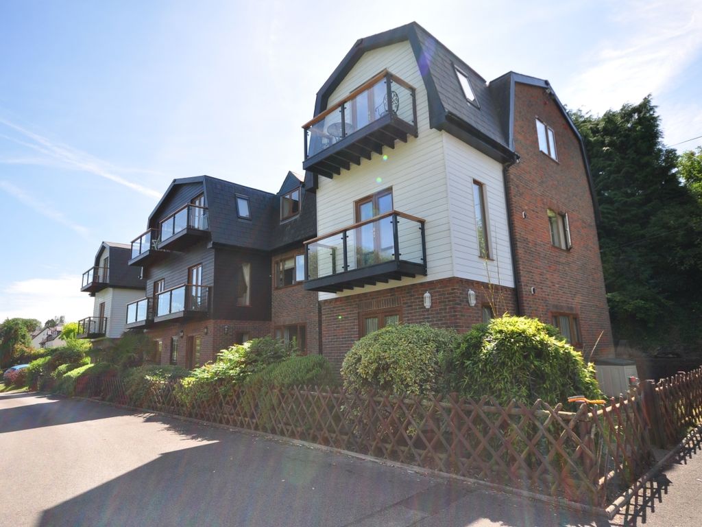 3 bed flat to rent in The Priory, East Farleigh ME15 Zoopla
