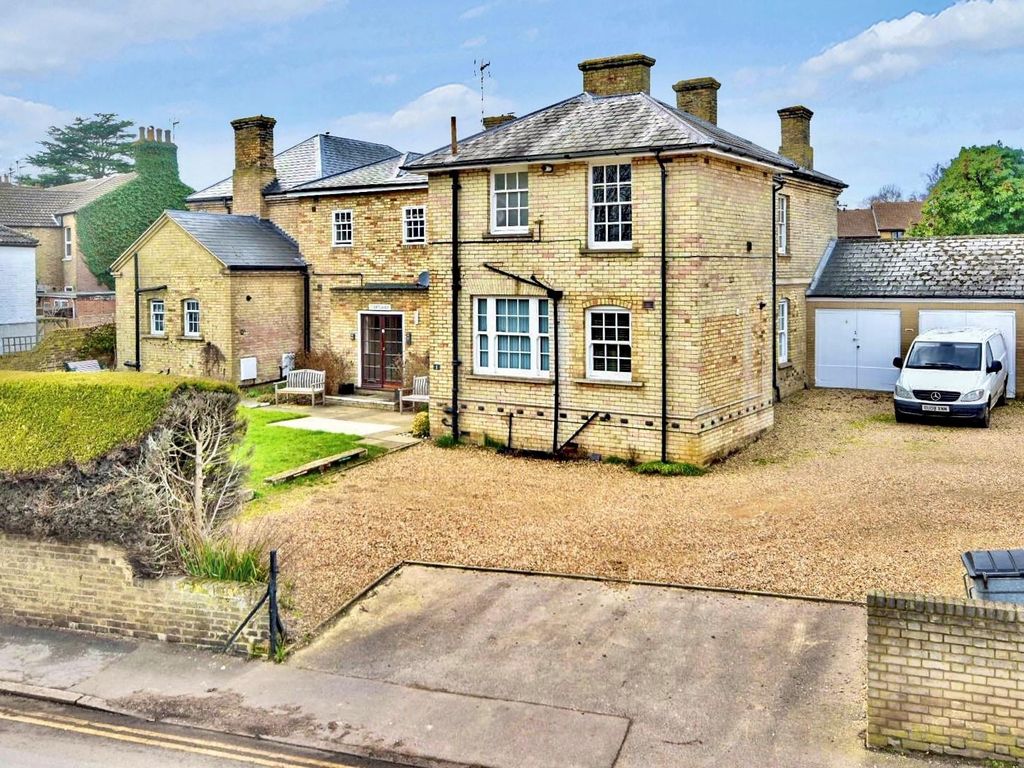 The Courtlands Leighton Buzzard LU7  