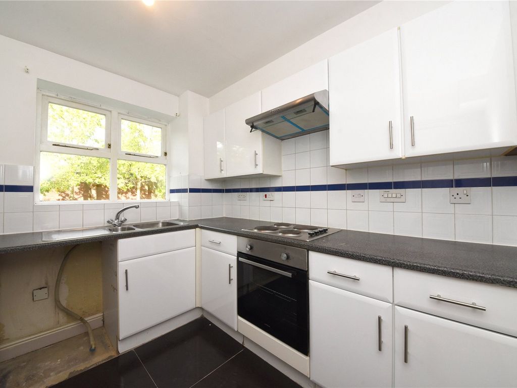 2 bed flat for sale in Chase Road (Access Via Alexandra Court), Oakwood, Southgate N14, £400,000
