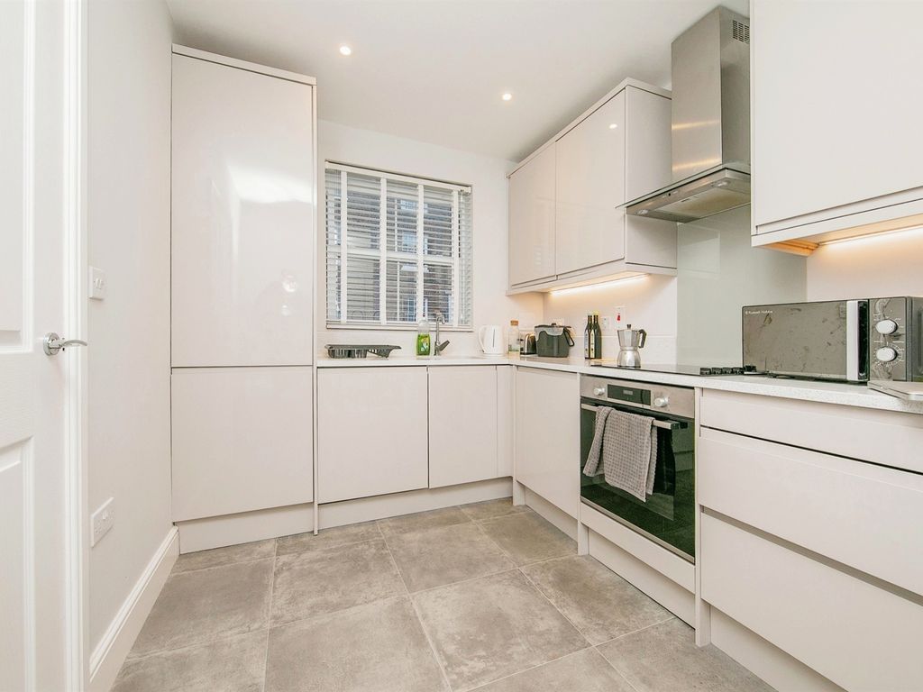 3 bed semidetached house for sale in Harbourside, Harwich CO12, £