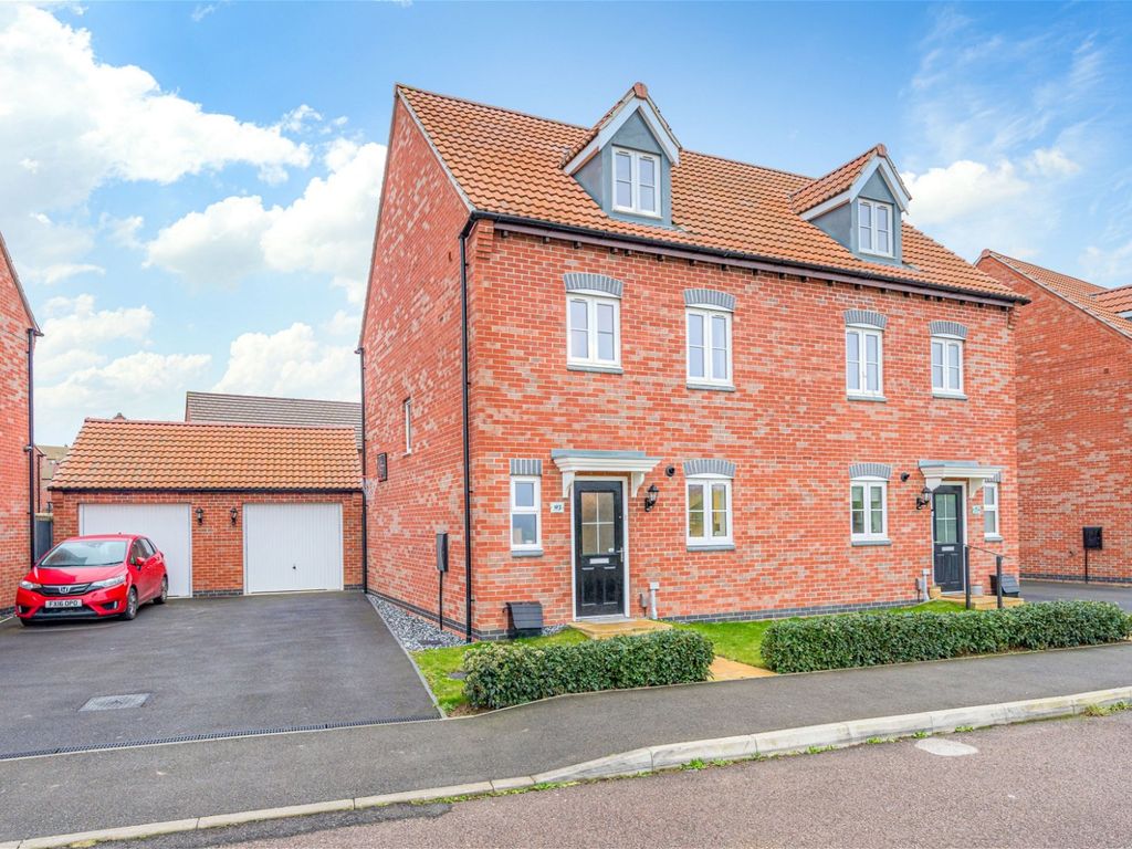 4 bed semidetached house for sale in Balmoral Drive, Grantham NG31