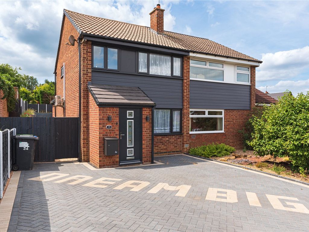 3 bed semidetached house for sale in Sunningdale Drive, Daventry