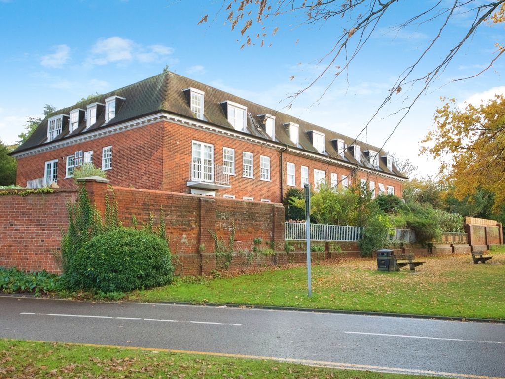 2 bed flat for sale in Palmers Hill, Epping CM16, £400,000 Zoopla