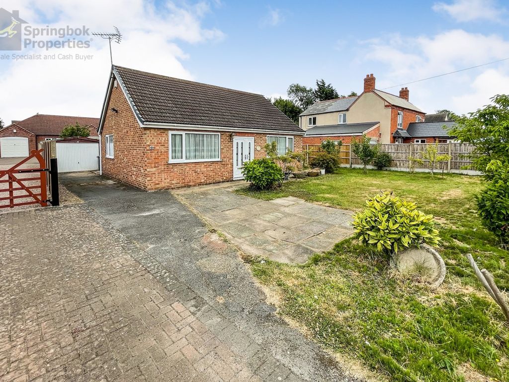 2 bed detached bungalow for sale in Leasingham Lane, Sleaford