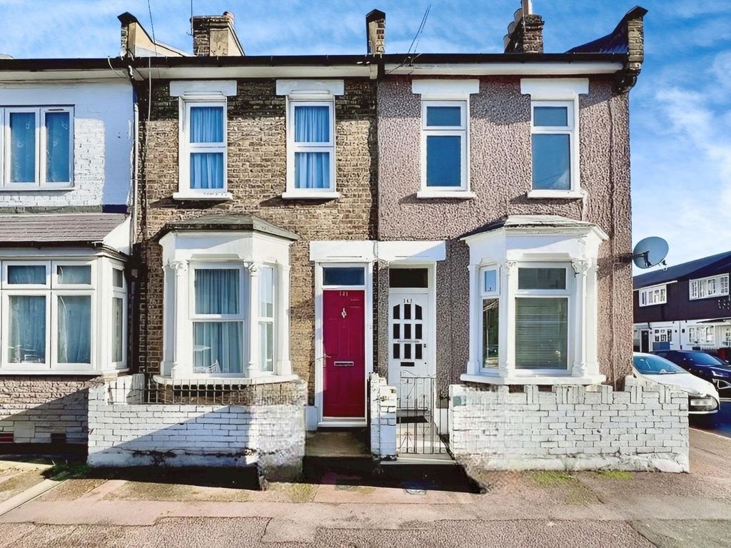 2 bed end terrace house to rent in Tennyson Road, London E15, £1,950
