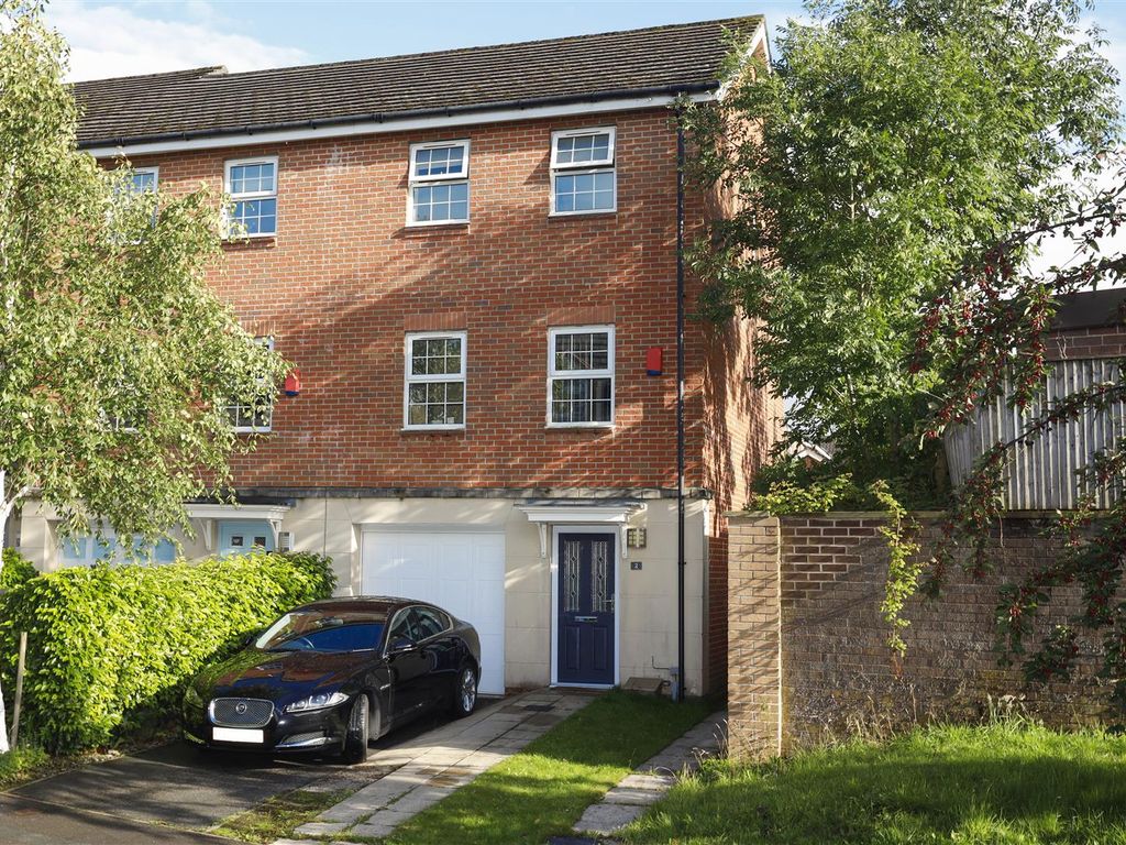 3 bed town house for sale in Blackthorn Drive, Lindley, Huddersfield