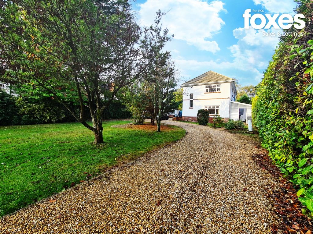 4 bed detached house to rent in Dudsbury Road, Ferndown BH22, £2,150