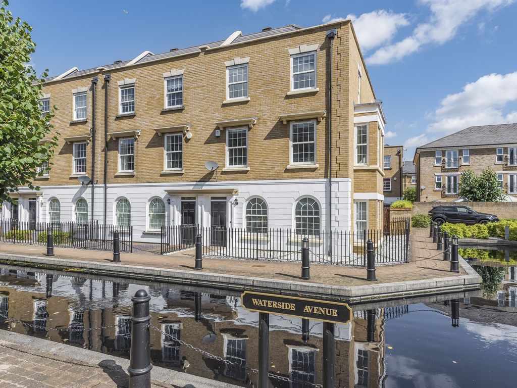 3 bed town house to rent in Waterside Avenue, Beckenham BR3 Zoopla