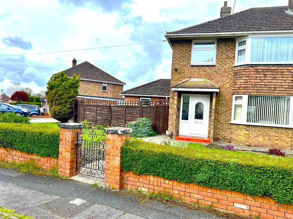 3 bed semidetached house to rent in Fairford Crescent, Swindon SN25, £1,450 pcm Zoopla