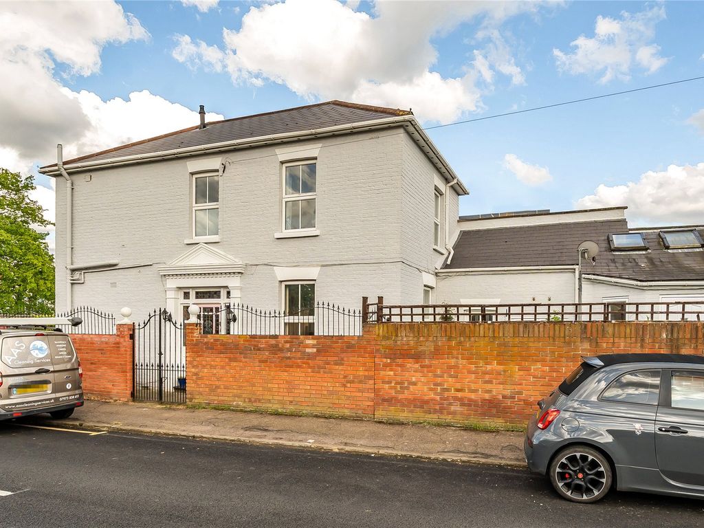 3 bed detached house for sale in West Molesey, Surrey KT8, £650,000