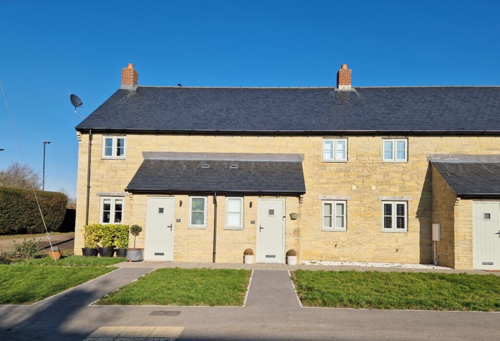 2 bed terraced house to rent in Covert Close, Fritwell, Bicester, Oxon