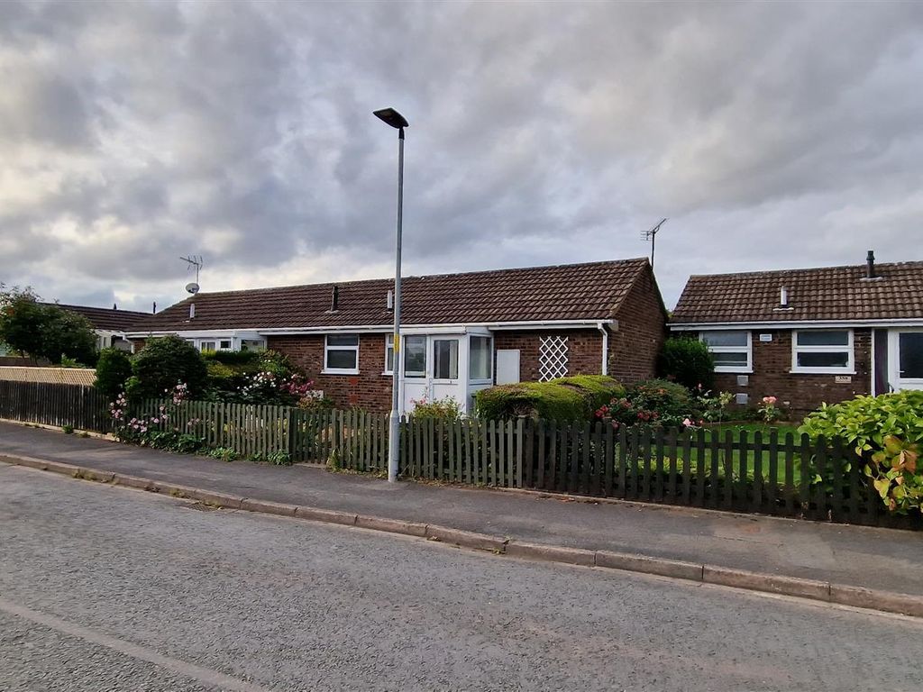 2 bed semidetached bungalow to rent in Buckfield Road, Barons Cross