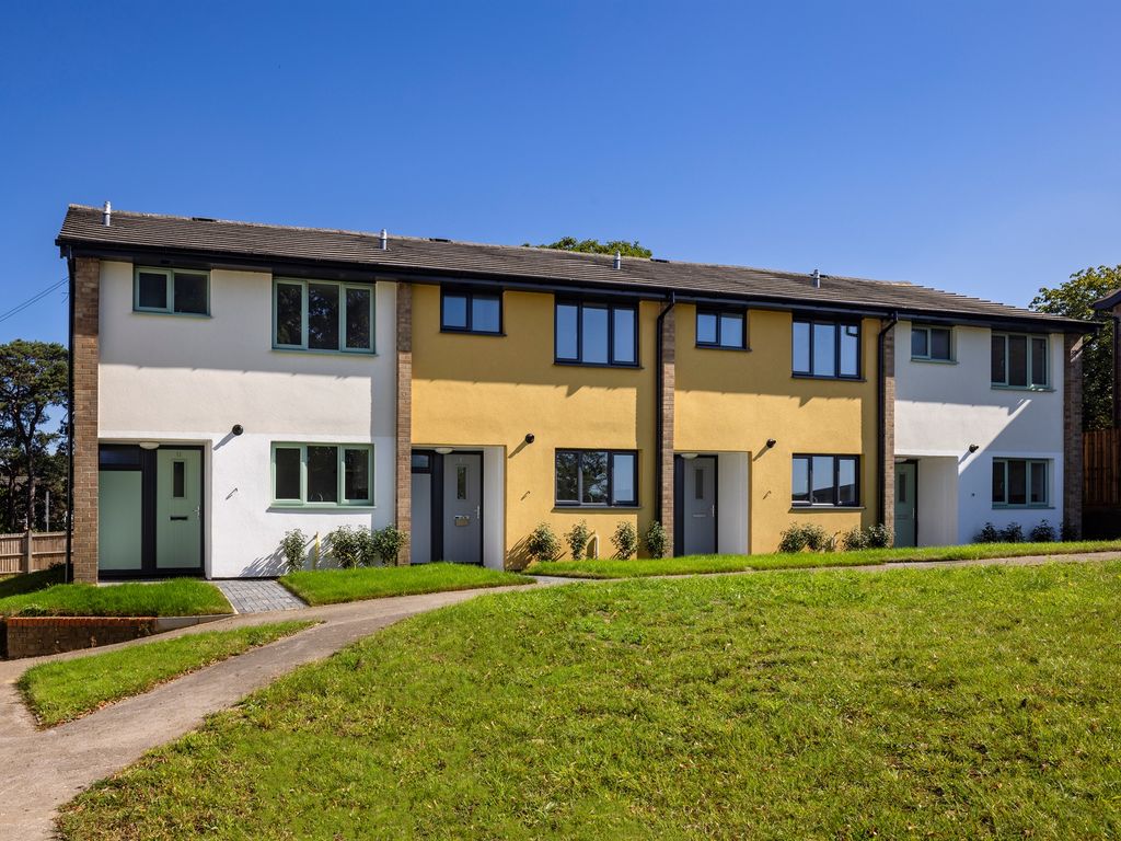 3 bed end terrace house for sale in Garth Close, Bordon GU35, £305,000