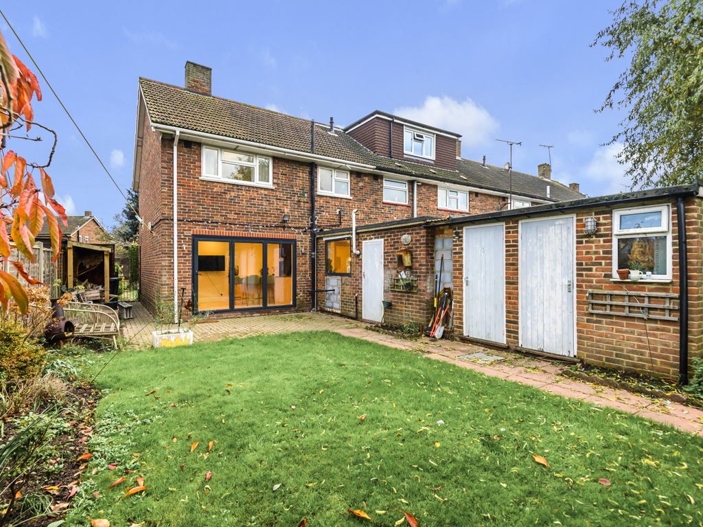 Elmbridge Lane, Woking GU22  