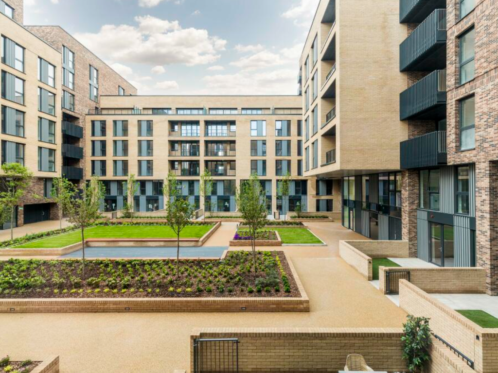 2 bed flat to rent in Norah House, Summerstown, Wimbledon, London SW17