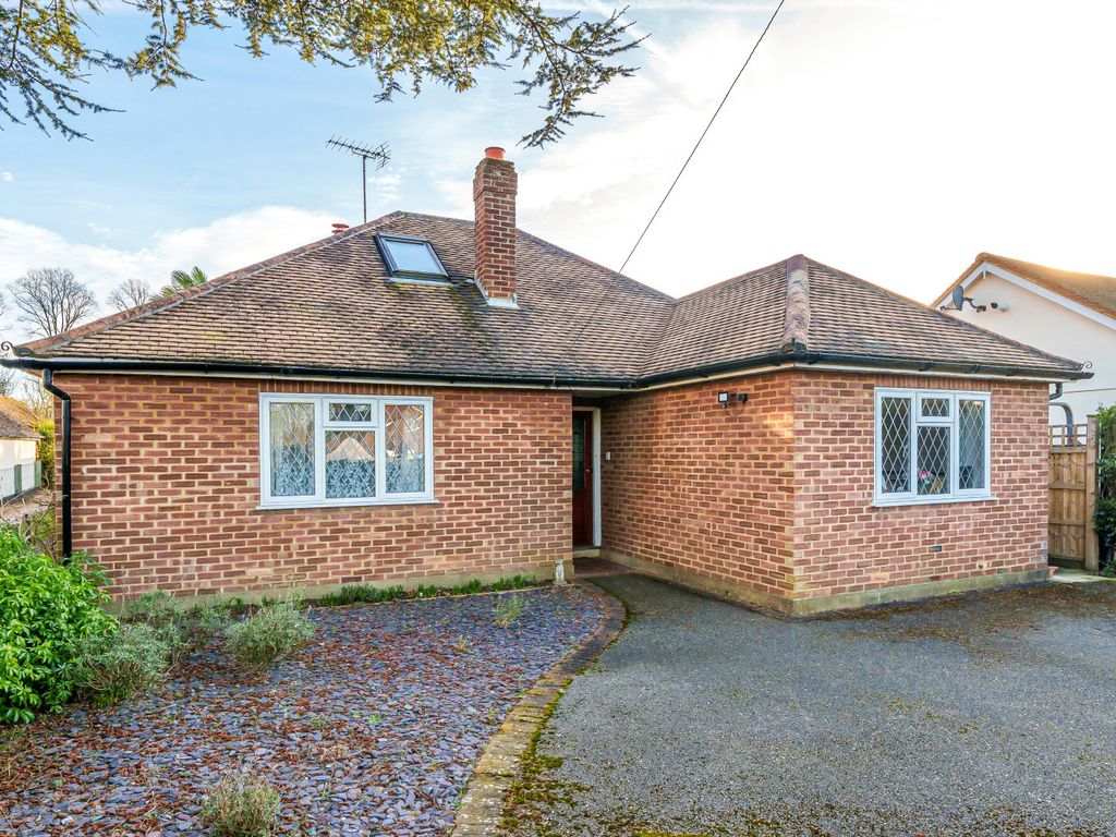 3 bed chalet for sale in Orestan Lane, Effingham KT24, £725,000 Zoopla