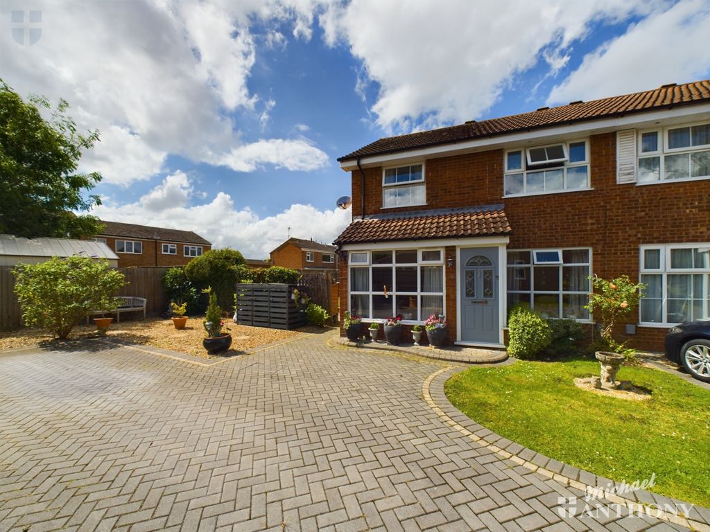 3 bed semidetached house for sale in Patrick Way, Aylesbury HP21, £