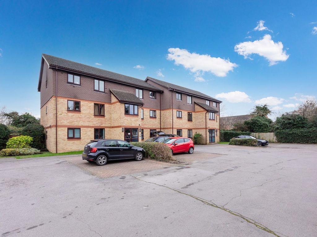 2 bed flat for sale in Spring Park, Holmlea Walk, Datchet SL3, £250,000