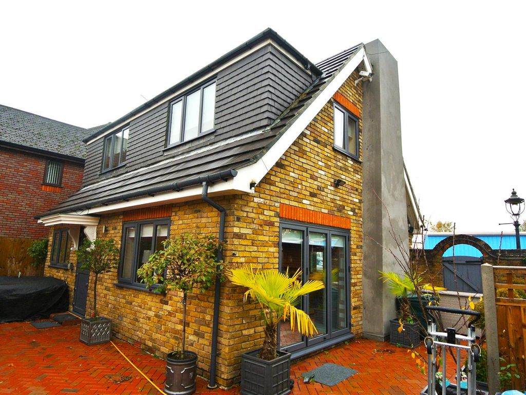 3 bed detached house to rent in Woodham Lane, New Haw, Addlestone KT15