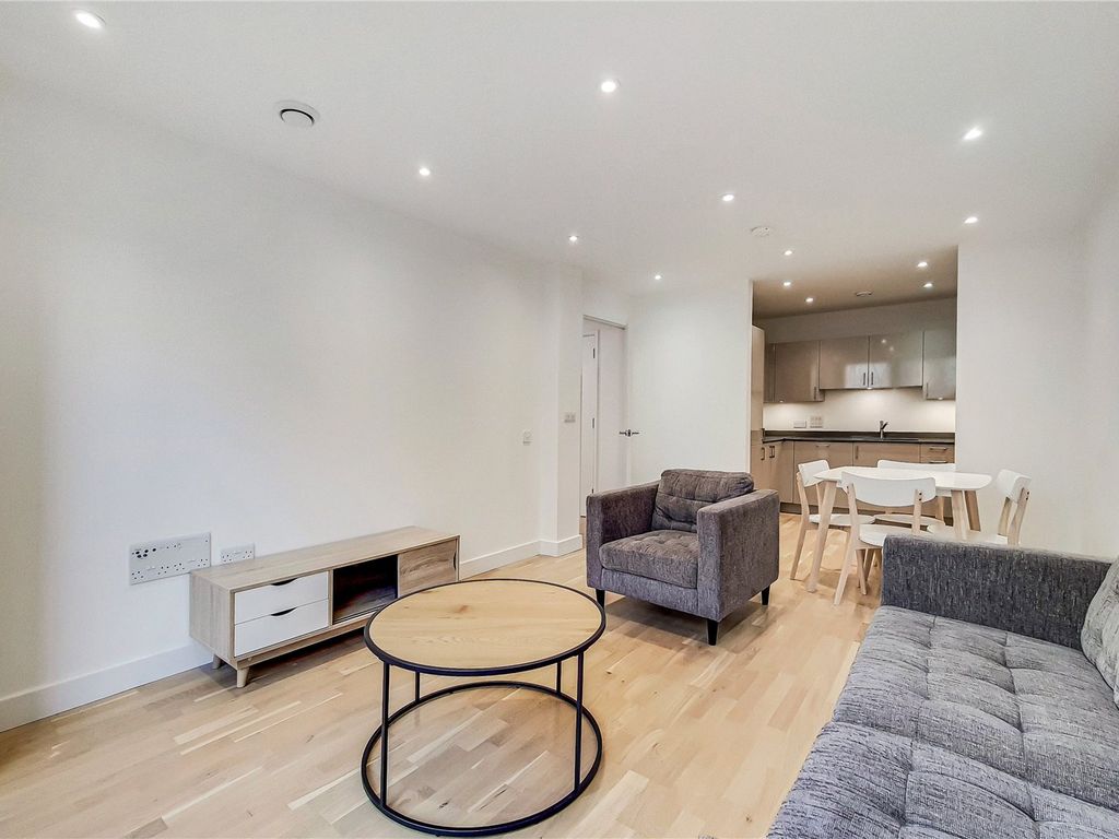 2 bed flat to rent in Burgess Springs, Chelmsford CM1, £1,600 pcm Zoopla