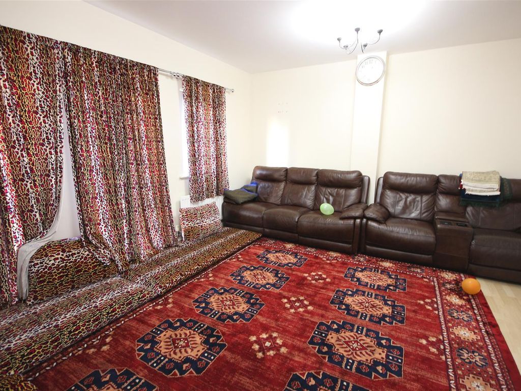 4 bed terraced house for sale in Fortune Avenue, Edgware HA8, £600,000