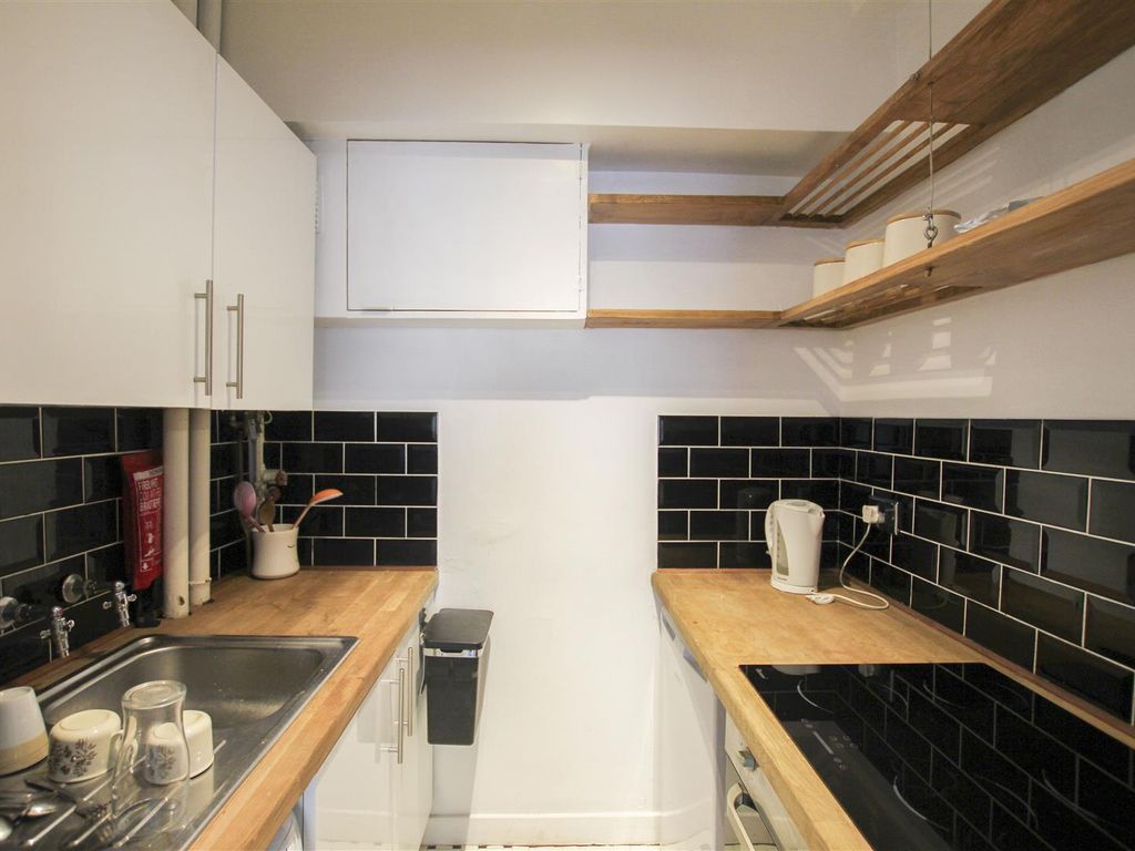 1 bed flat to rent in Marine Court, St. LeonardsOnSea TN38, £750 pcm