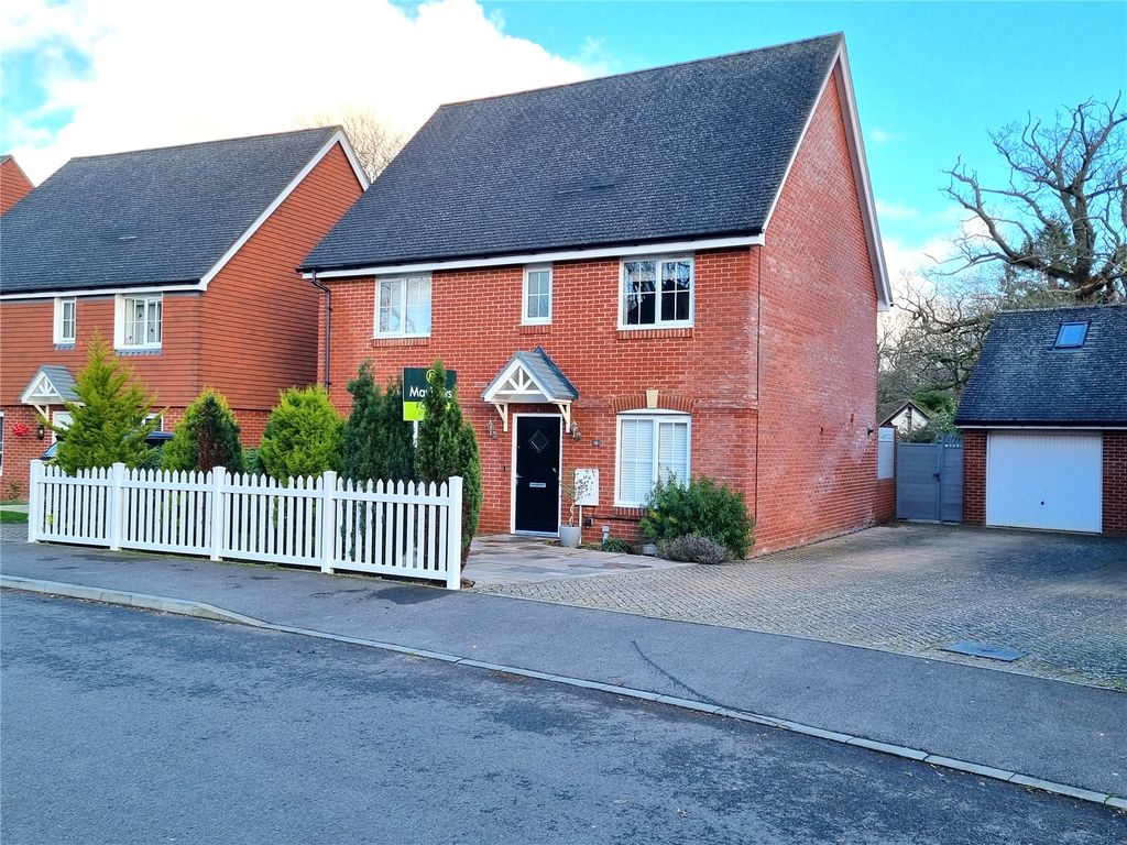 4 bed detached house for sale in Horley, Surrey RH6, £700,000 Zoopla