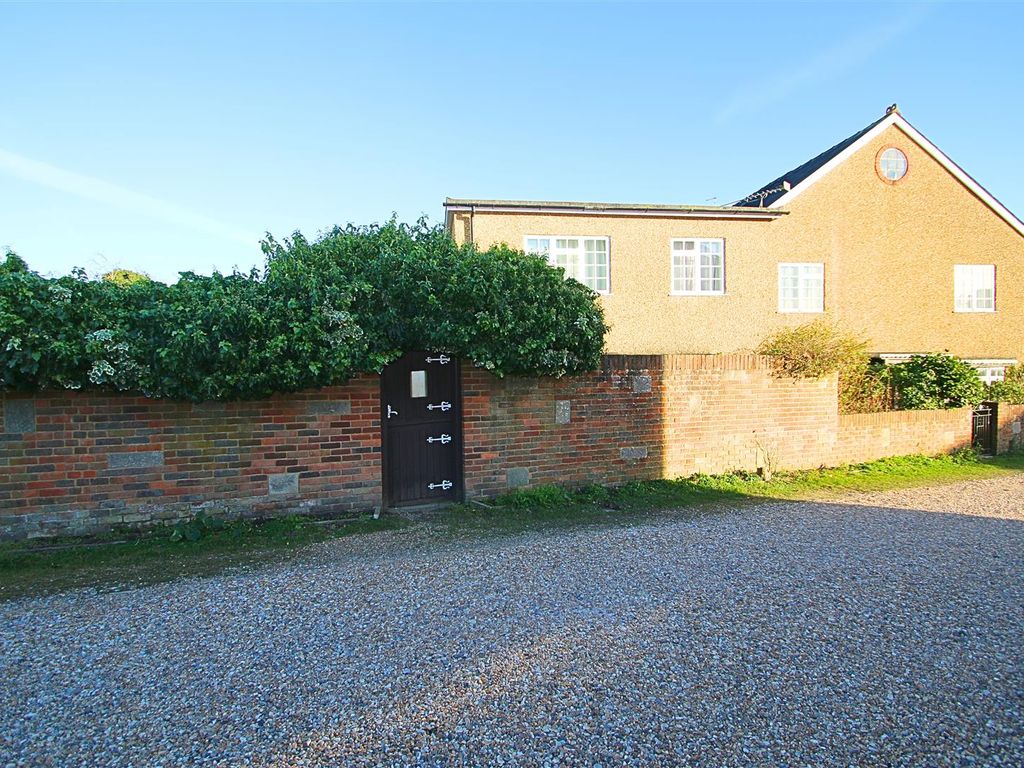 4 bed semidetached house for sale in Queens Road, Knaphill, Woking