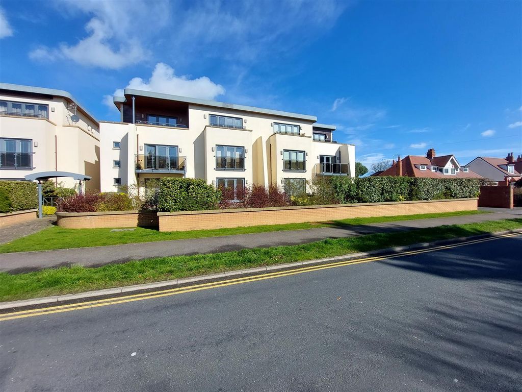 2 bed flat for sale in Scalby Mills Road, Scarborough YO12, £165,000