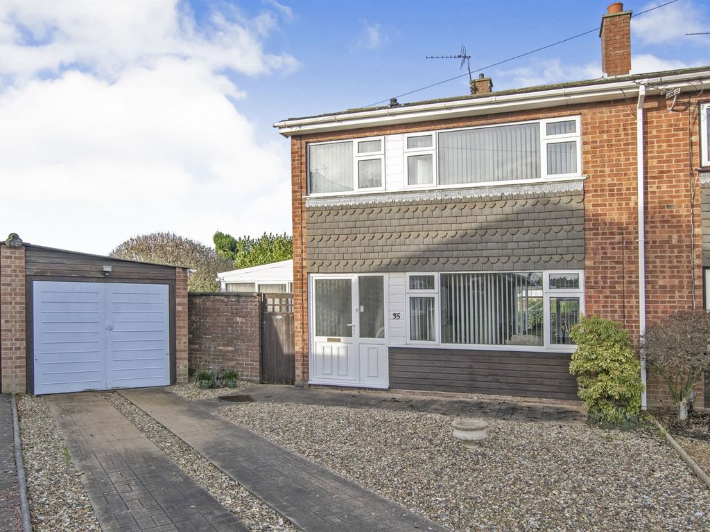3 bed semidetached house for sale in Lindsay Road, Sprowston, Norwich