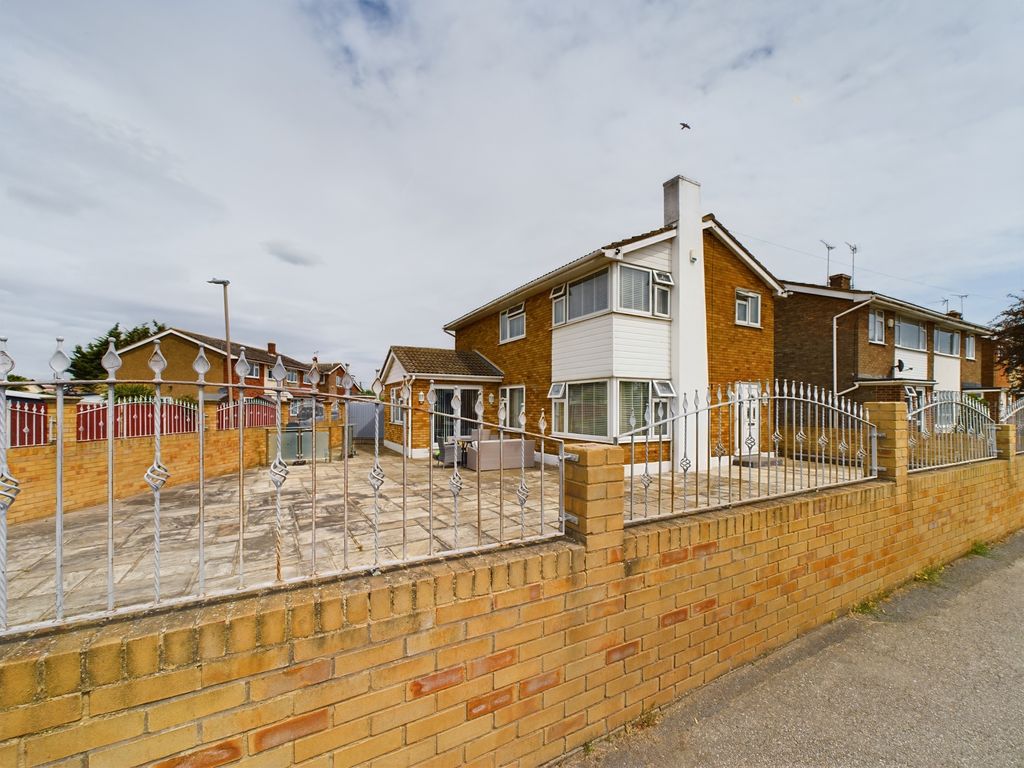 5 bed detached house for sale in Furtherwick Road, Canvey Island SS8, £