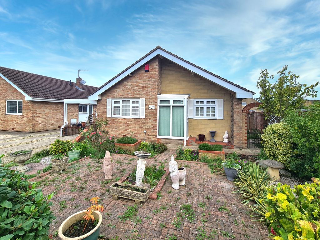 3 bed bungalow for sale in Thames Avenue, Swindon SN25, £380,000 Zoopla
