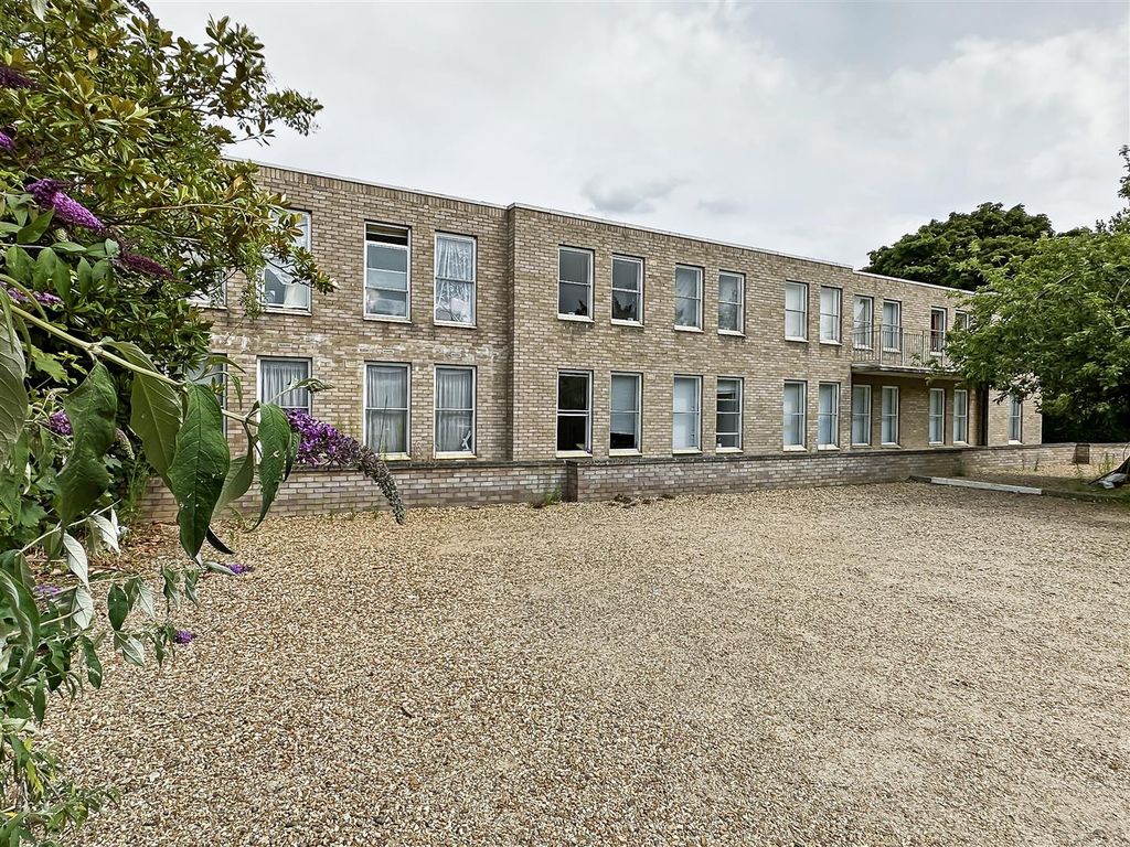 2 bed flat to rent in Long Road, Trumpington, Cambridge CB2, £1,500 pcm