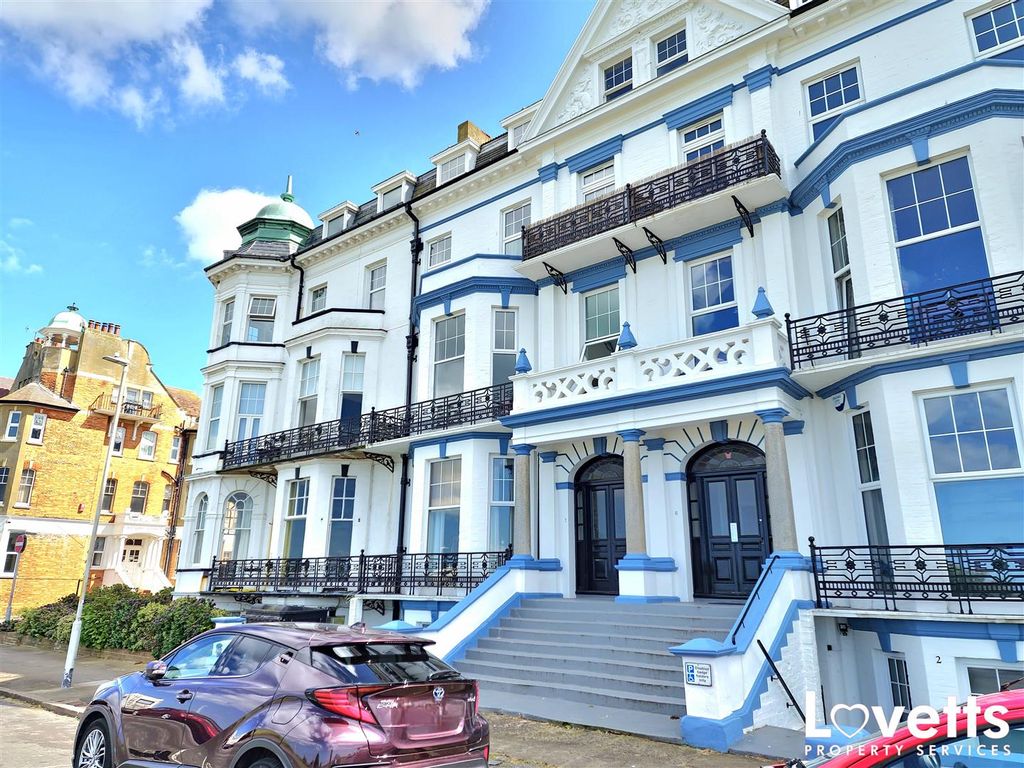 2 bed flat to rent in Lewis Crescent, Cliftonville, Margate CT9, £1,000