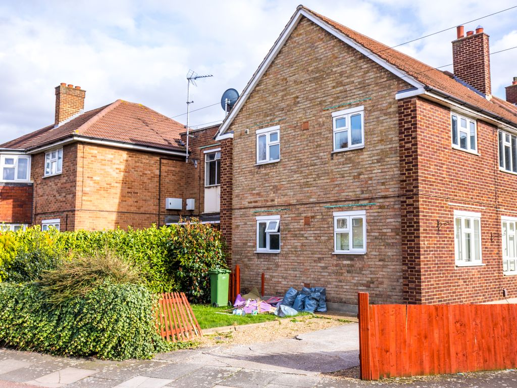 1 bed flat to rent in Charlton Crescent, Barking IG11, £1,600 pcm Zoopla