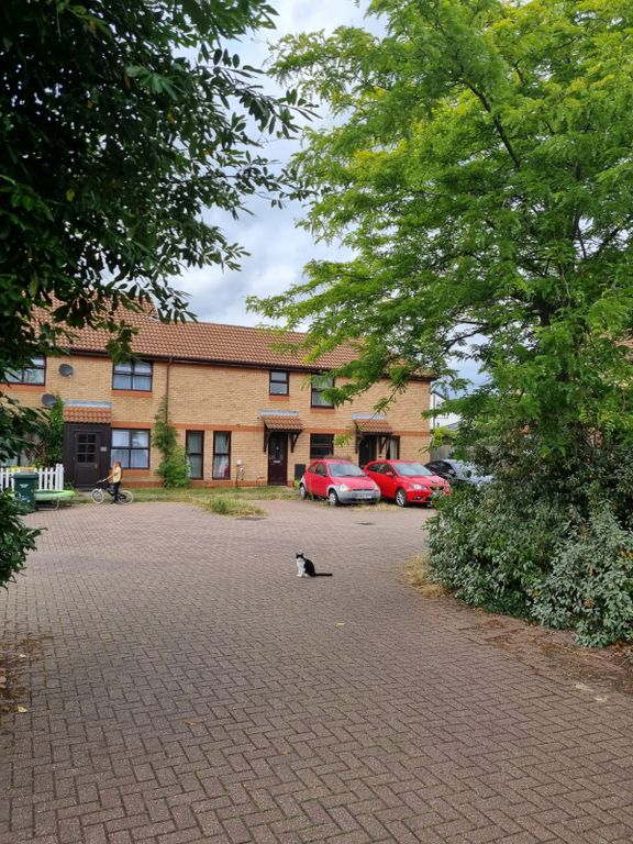 2 bed end terrace house for sale in Mulberry Close, EN4, £