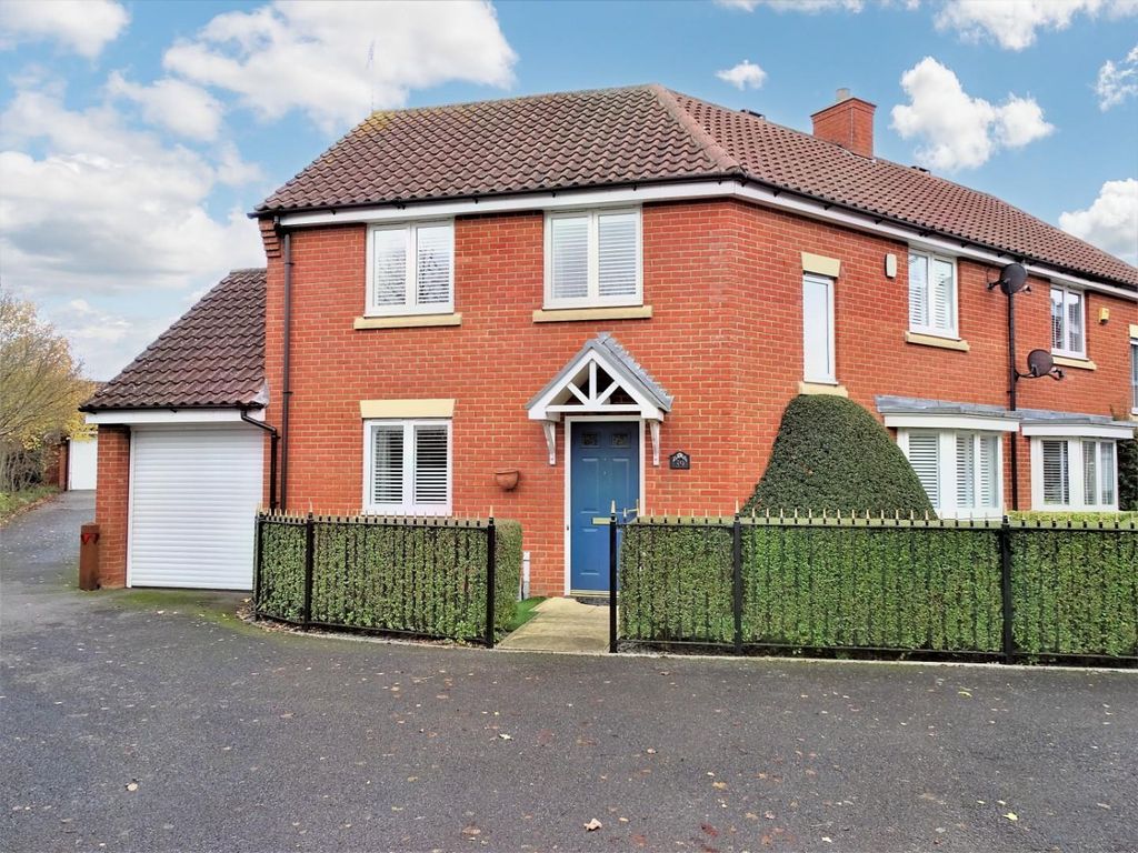 3 bed semidetached house for sale in Fayrewood Drive, Great Leighs