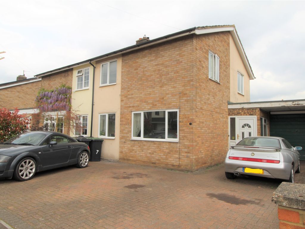 3 bed semidetached house for sale in Spring Close, Biggleswade SG18