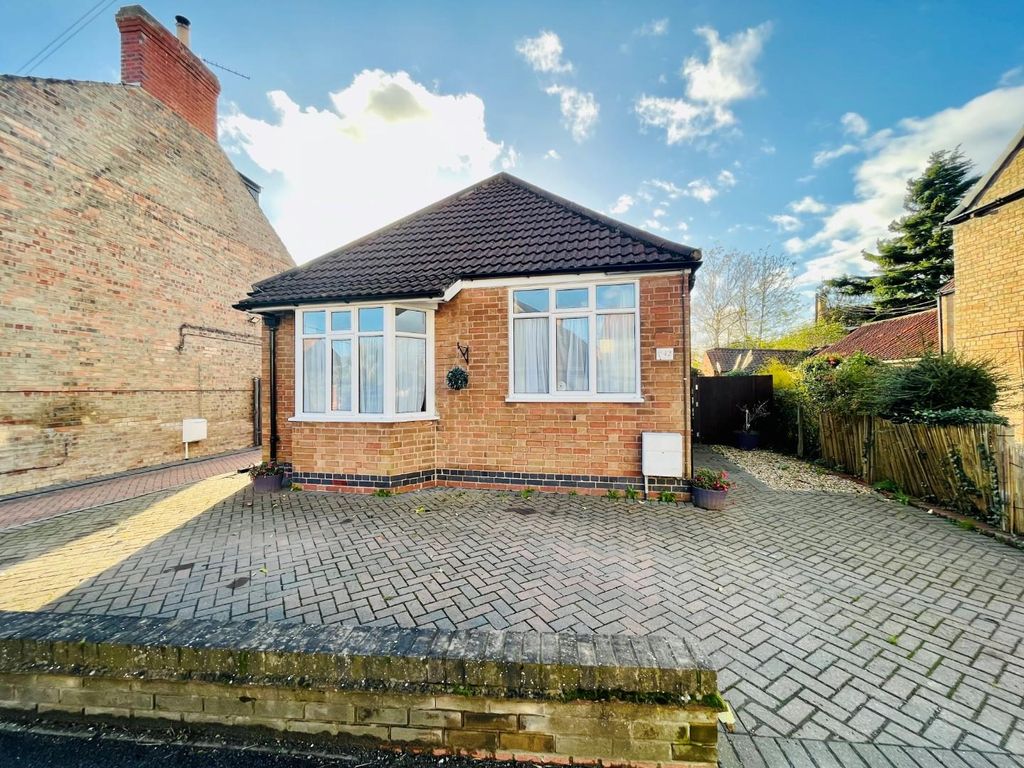 2 bed detached bungalow for sale in High Street, Misterton, Doncaster
