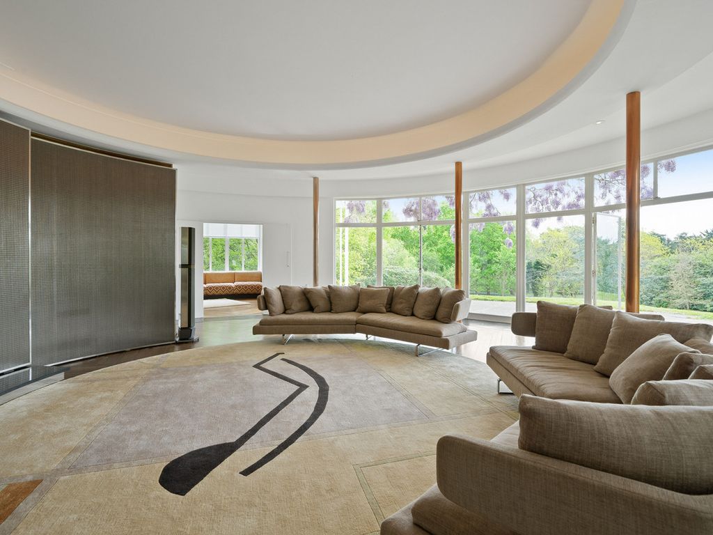 St. Anns Court, Surrey KT16  