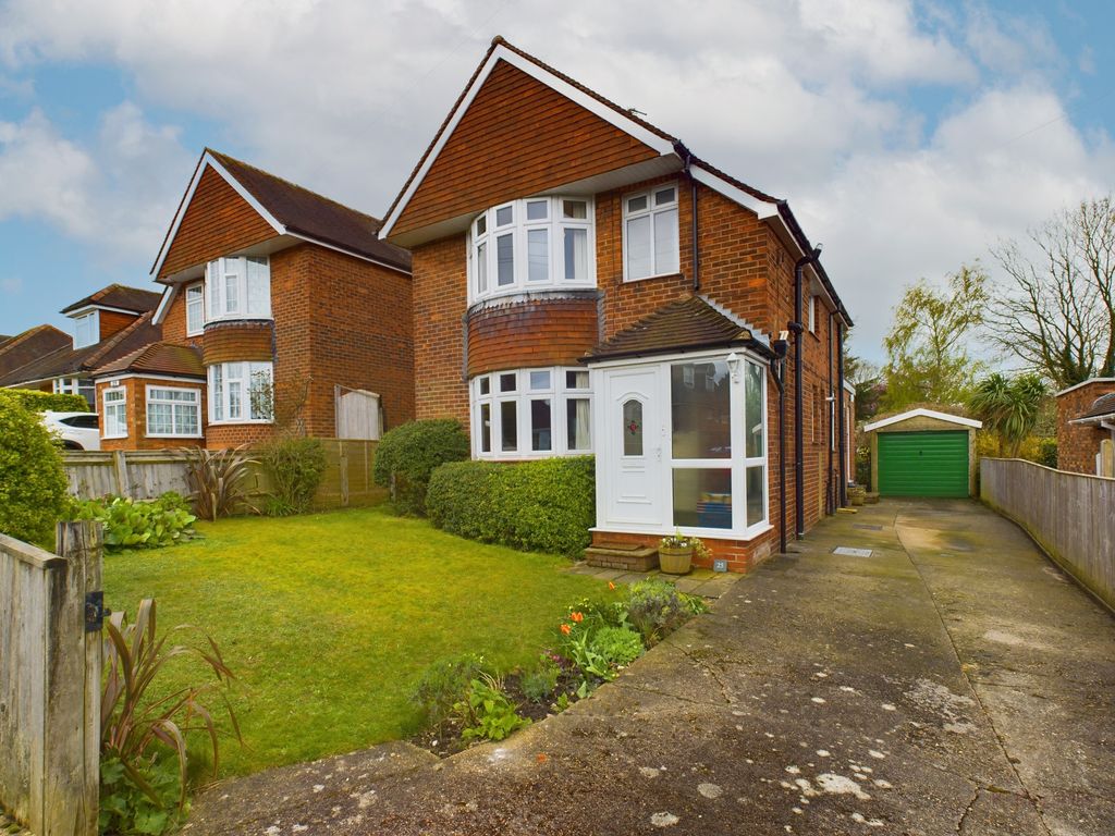 3 bed detached house for sale in New Drive, High HP13, £550,000