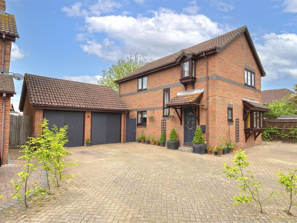 4 bed detached house for sale in Bullfinch Close, Paddock Wood