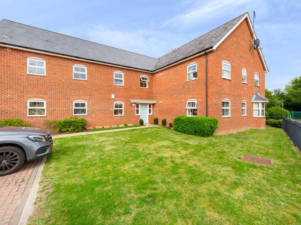 2 bed flat to rent in Woodcock Chase, Park RG12, £1,250 pcm Zoopla